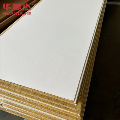 İyi fiyat Beyaz yüzey wpc duvar paneli temizlenmesi kolay wpc dekorasyon panelleri iç mekan çevrimiçi