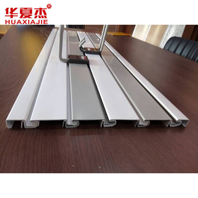 İyi fiyat Mükemmel Nem Direnci PVC Slatwall Paneller Kolay Kurulum Yüzeyi pürüzsüz çevrimiçi