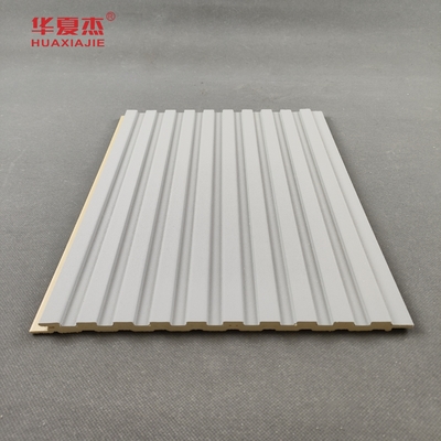 İyi fiyat Su geçirmez WPC Denizli Duvar Paneli Gri Renkli Düz Yüzey İç Dekorasyon için Özelleştirilebilir Uzunluk çevrimiçi