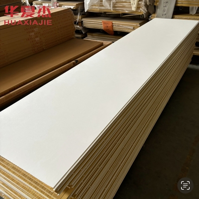 Yüksek kaliteli beyaz wpc duvar paneli 600x9mm katmanlı wpc tahta su geçirmez dekorasyon malzemesi