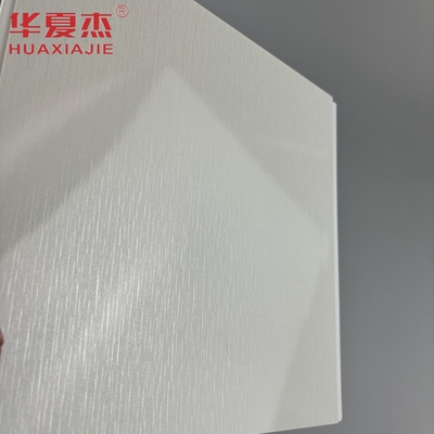 Gümüş metal desenli beyaz taban plaka Pvc duvar paneli tavan dekorasyonu apartman için Pvc paneller